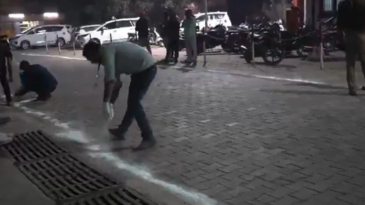 बृजेश पाठक के अस्पताल का दौरा करने से पहले सड़क पर चूना छिड़कते हुए कर्मचारी