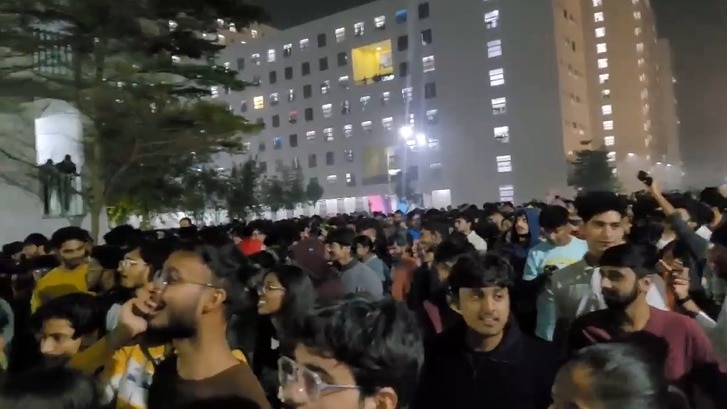 छात्रों का विरोध प्रदर्शन और हंगामा.