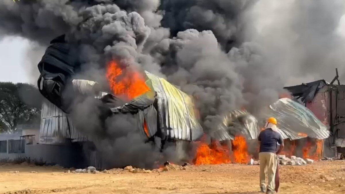 कड़ी मशक्कत के बाद आग पर काबू पाया.