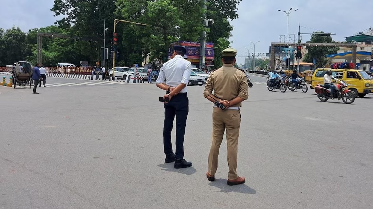 पुलिसकर्मियों पर चढ़ाई कार