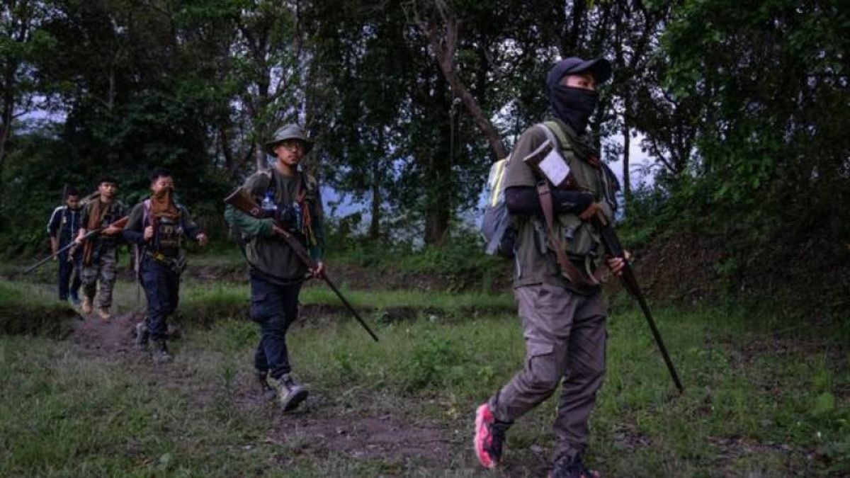 मणिपुर में हिंसा-आगजनी पर उतारु हुई भीड़, BJP-कांग्रेस दफ्तर में लूट, सुरक्षा बलों की फायरिंग में 1 शख्स की मौत