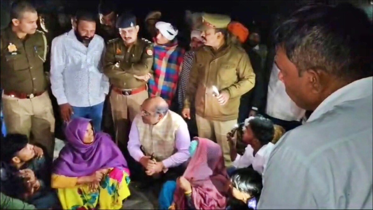 मेरठ: मृतकों के परिजनों को समझाती पुलिस