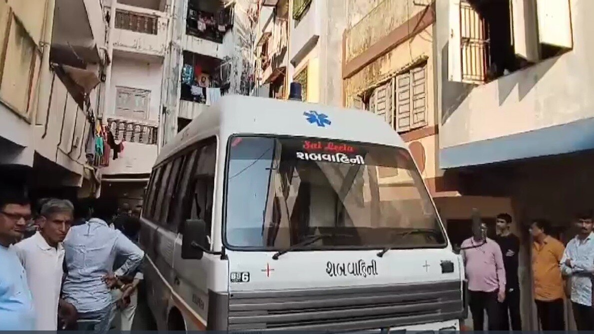 मृतक को ले जाती एंबुलेंस