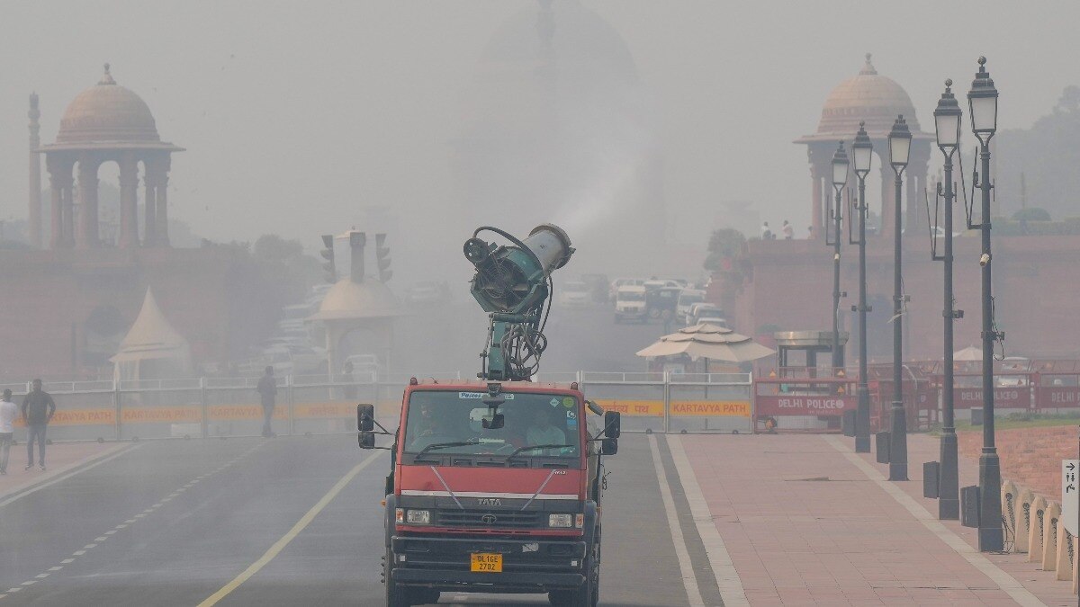 दिल्ली की जहरीली हवा में हुआ मामूली सुधार, 446 पर पहुंचा AQI - delhi pollution slight improvement Delhi poisonous air AQI reaches 446 ntc - AajTak