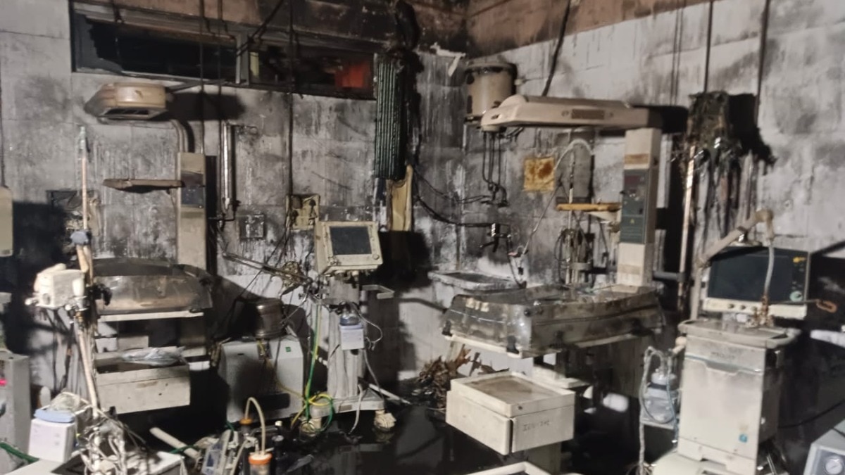 झांसी मेडिकल कालेज हादसे में 3 और बच्चों की मौत, अब तक कुल 15 मासूमों की गई जान - uttar pradesh jhansi medical college fire accident children death ntc - AajTak