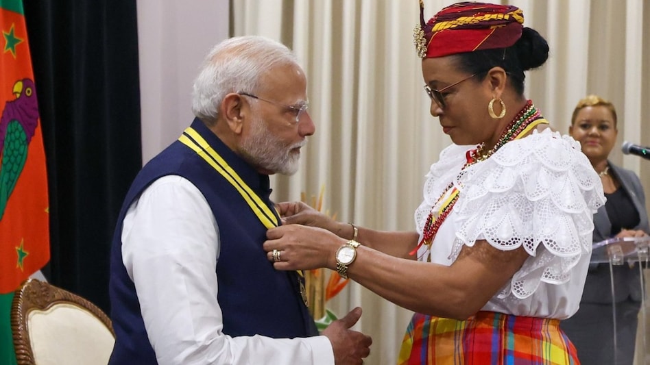 PM Modi को सर्वोच्च सम्मान देने वाला 22वां देश बना श्रीलंका, कई देश कर चुके सम्मानित 4 PM मोदी को मिला डोमिनिका का टॉप नागरिक अवार्ड, राष्ट्रपति बर्टन ने किया सम्मानित - PM narendra Modi received Dominica top civilian award President Burton honored ntc - AajTak