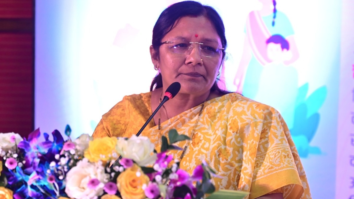 फॉस्टर केयर कार्यक्रम को संबोधित करती हुईं केंद्रीय मंत्री सावित्री ठाकुर