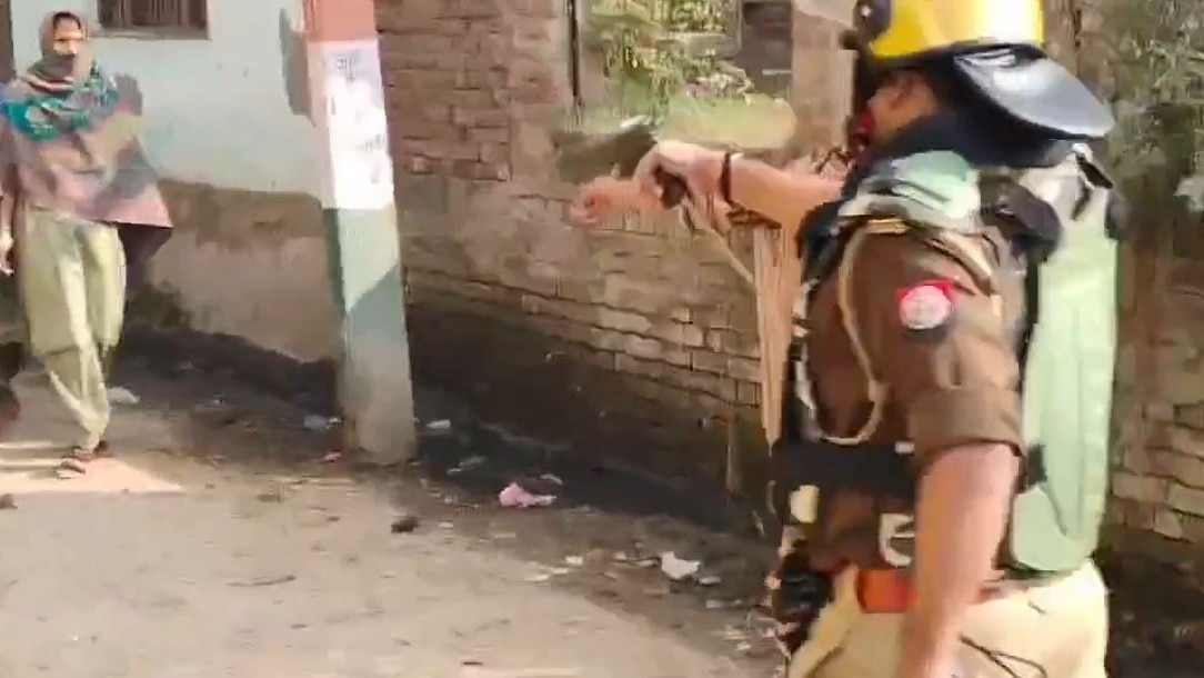 अखिलेश यादव द्वारा शेयर किए गए वीडियो में मीरापुर एसएचओ मतदाताओं पर सर्विस गन तानते हुए दिखाई दे रहे हैं।