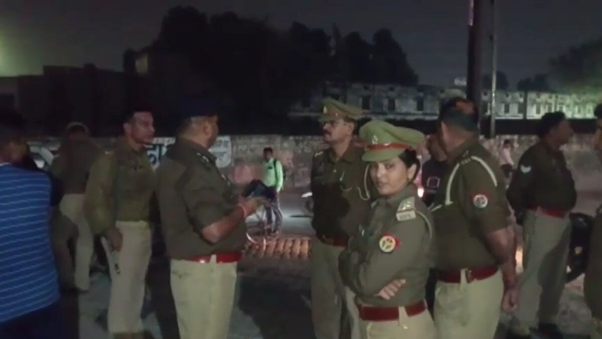 सूचना के बाद मौके पर पहुंचे पुलिस अधिकारी.