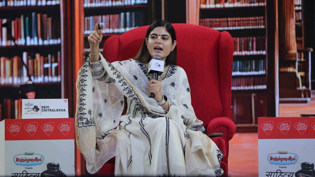 देवी चित्रलेखा जब केवल 4 साल की थीं, तब इनके पिता तुकाराम शर्मा ने इन्हें शास्त्रों का अध्ययन करने के लिए गिरधारी बापू के आश्रम भेज दिया था.