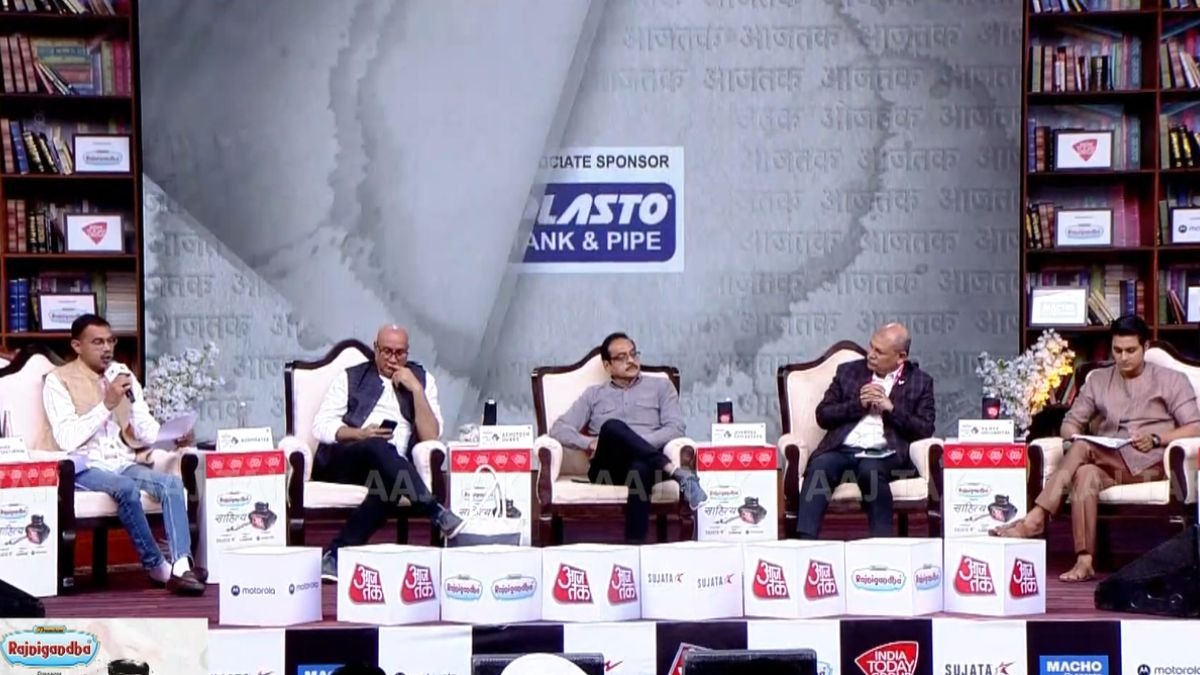 साहित्य आजतक के मंच पर मौजूद कवि.