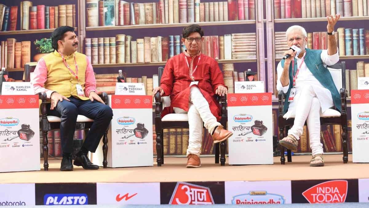 साहित्य आजतक के मंच पर लेखक और भाषा विज्ञानी कमलेश कमल, प्रो. परिचय दास और राहुल देव.
