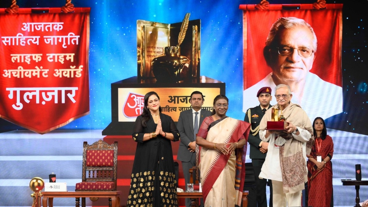 राष्ट्रपति ने गुलजार को आजतक साहित्य जागृति लाइफ टाइम अचीवमेंट अवॉर्ड से सम्मानित किया (फोटो साभार: सीडीके - चंद्रदीप कुमार)