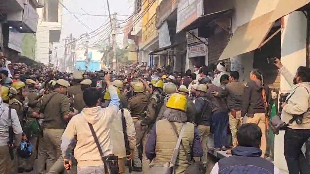 Stone Pelting took place in Sambha - संभल में जमकर बवाल, जामा मस्जिद में सर्वे के लिए पहुंची टीम पर पत्थरबाजी, DM-SP मौके पर - Stone Pelting took place in Sambhal UP