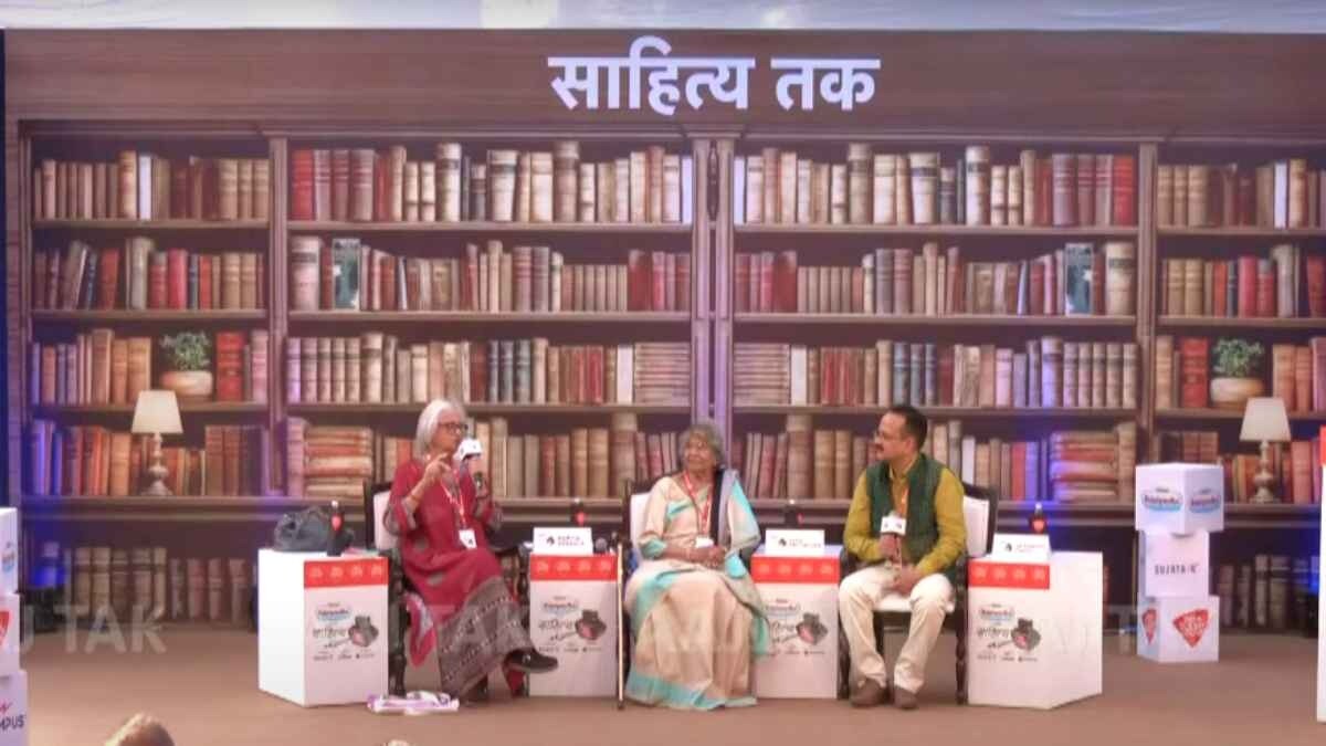 साहित्य आजतक 2024 के मंच पर लेखिका उषा प्रियंवदा और नमिता गोखले
