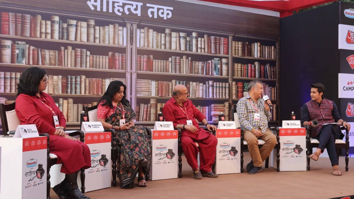 साहित्य आजतक के मंच पर मौजूद अतिथि.