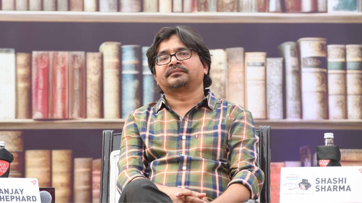 साहित्य आजतक के मंच पर मौजूद लेखक व ट्रैवलर संजय.