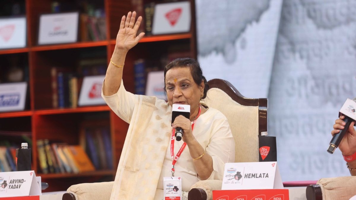 साहित्य आजतक के मंच पर मौजूद गायिका हेमलता.