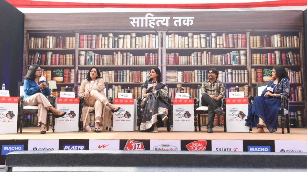 साहित्य आजतक के मंच पर मौजूद लेखक.