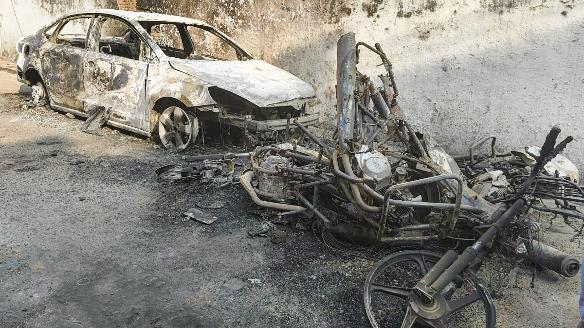 संभल में हिंसा के दौरान कई वाहनों को आग के हवाले कर दिया (फोटो- पीटीआई)