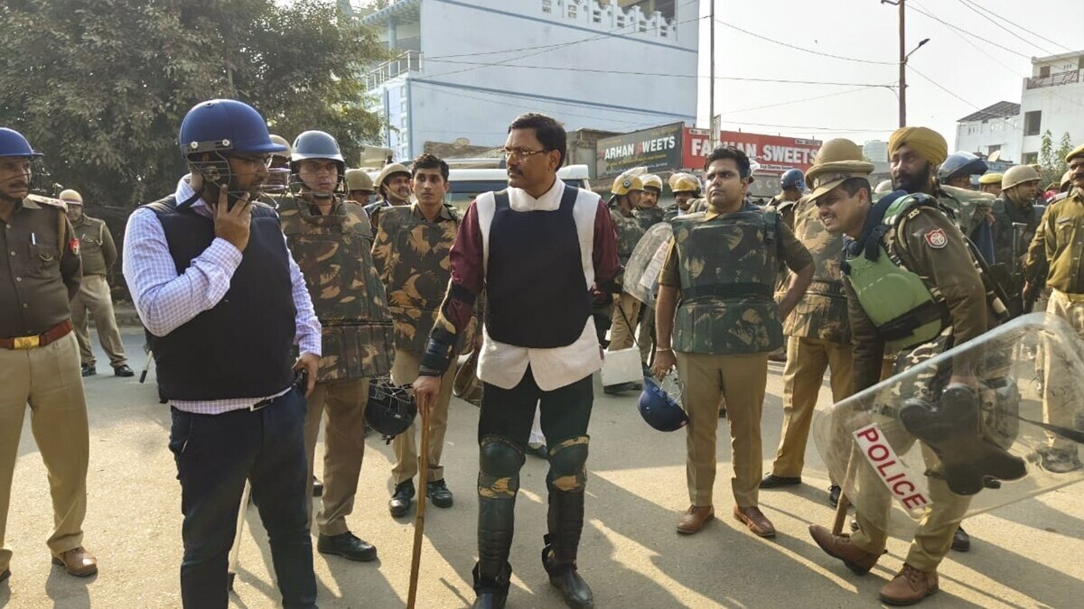 संभल में हिंसा के बाद पुलिस-प्रशासन ने मोर्चा संभाला.