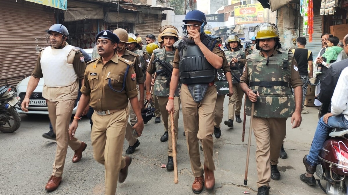 संभल हिंसा में पुलिस ने 27 लोगों को गिरफ्तार किया है. (फोटो- PTI)