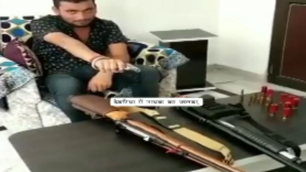 हथियार के साथ युवक ने बनाई रील 