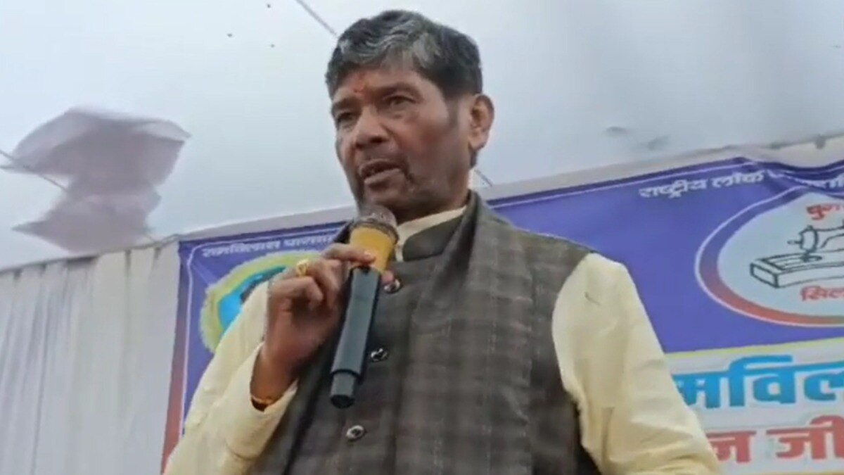 खगड़िया में सभा को संबोधित करते हुए पशुपति पारस ने चिराग पासवान को अपशब्द कहे.