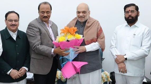 फडणवीस के चेहरे पर मुस्कान, एकनाथ शिंदे का चेहरा... क्या कहती हैं मुलाकात की ये तस्वीरें?