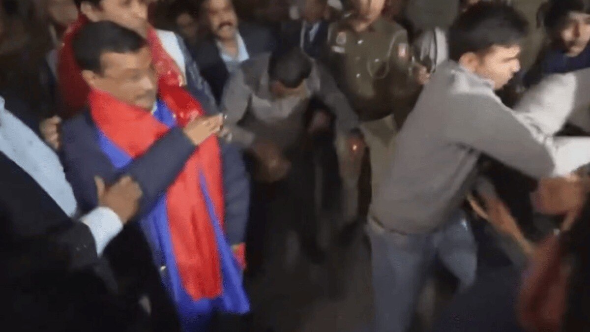 मालवीय नगर में पदयात्रा के दौरान केजरीवाल पर पानी फेंका गया है