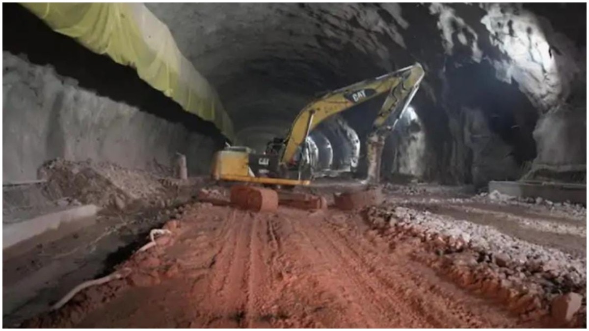 कोटा जिले में रामगंज मंडी के मोड़क इलाके में दिल्ली मुंबई एक्सप्रेसवे पर बन रही टनल का हिस्सा ढह गया. (Aajtak Photo)
