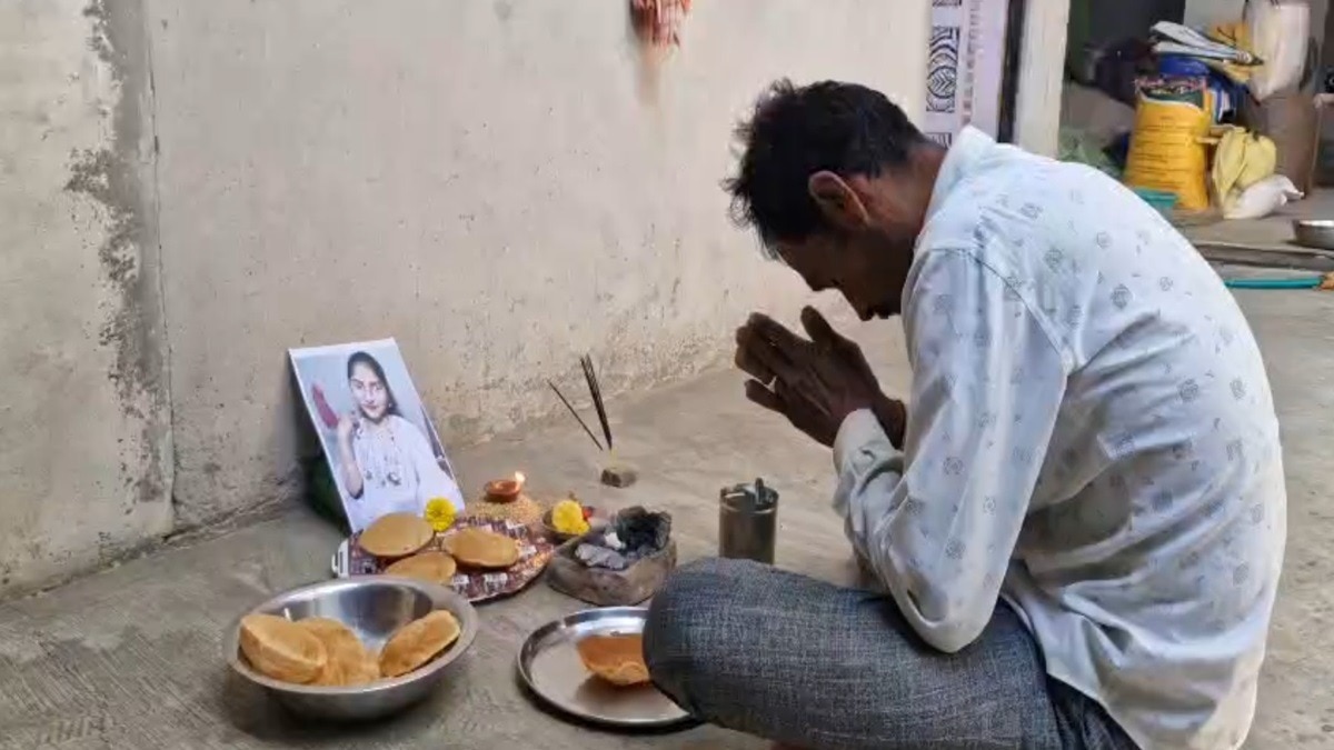 मंदसौर में जीवित युवती का परिजनों ने किया तेरवहीं