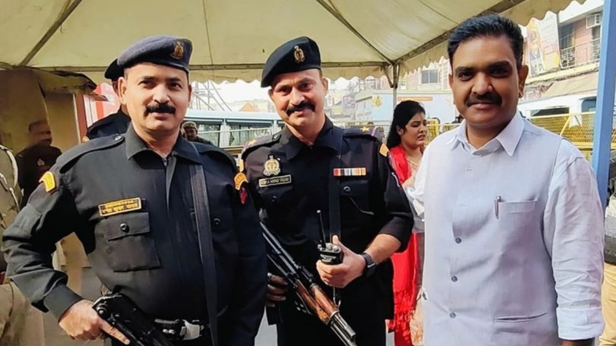 ब्लैक केट कमांडो की ट्रेनिंग के दौरान के साथी के साथ मंत्री असीम अरुण 