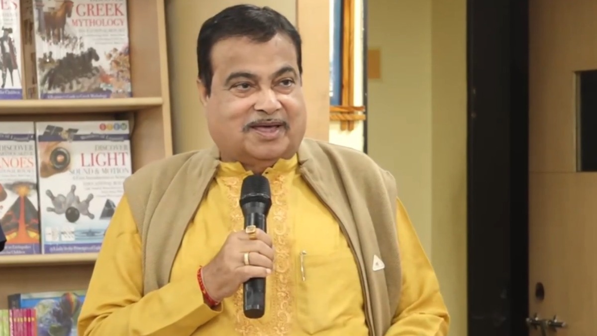 नागपुर में बुक लॉन्चिंग के दौरान लोगों को संबोधित करते नितिन गडकरी.