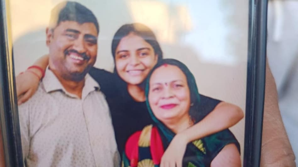 Delhi Murder News: नेब सराय में ट्रिपल मर्डर से सनसनी, मां-बाप और बेटी की चाकू गोदकर हत्या 2 राजेश, कविता, कोमल