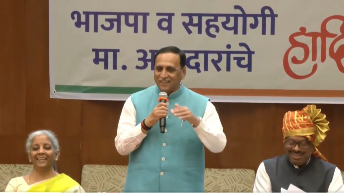 बीजेपी विधायक दल की बैठक को संबोधित करते विजय रुपाणी.