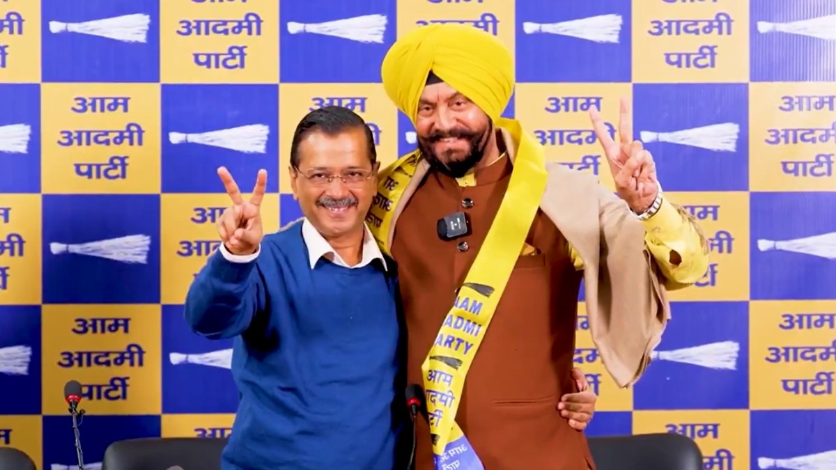 AAP में शामिल हुए दिल्ली के 'एंबुलेंस मैन', BJP से रह चुके हैं विधायक