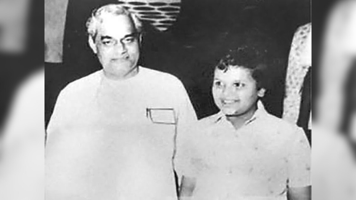 पूर्व PM अटल बिहारी वाजपेयी के साथ देवेंद्र फडणवीस (तस्वीर: X/@AbhishekOfficl)