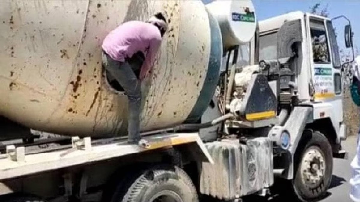 मेट्रो कंस्ट्रक्शन साइट पर पलटा कंक्रीट मिक्सर ट्रक (सांकेतिक तस्वीर)