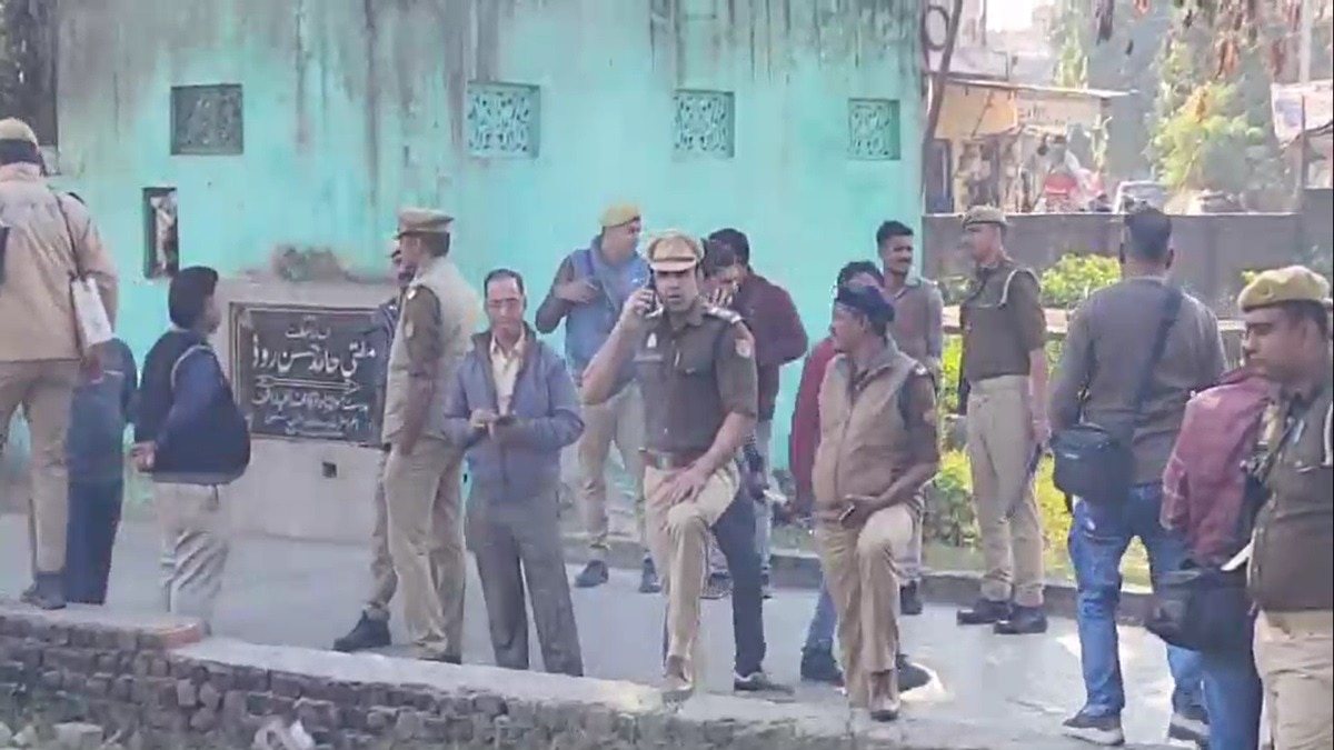 संभल हिंसा: कब्रिस्तान से कारतूस के 4 खोखे बरामद, पिछले 4 घंटे से जारी है सर्च ऑपरेशन – sambhal violence 4 cartridge shells recovered from cemetery search operation going on last 4 hours lcly