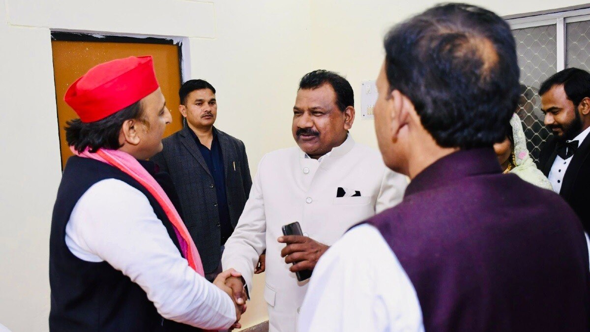 अखिलेश यादव से हाथ मिलाते सुरेंद्र सिंह सागर. (फाइल फोटो)