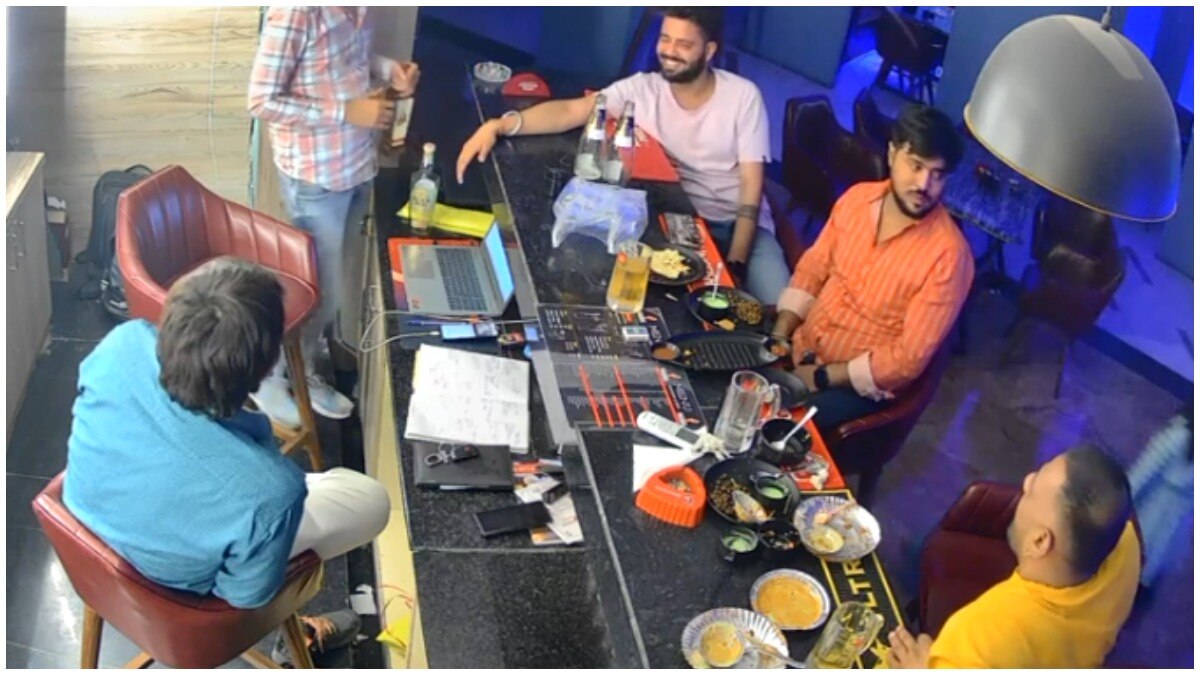  अलवर के एब बार में महंगी बोतल में सस्ती शराब परोसने का मामला सामने आया है. (Aajtak Photo)