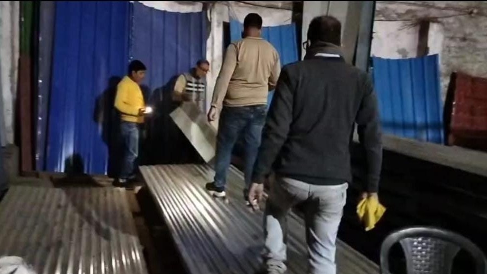 कार्रवाई करती टीम.