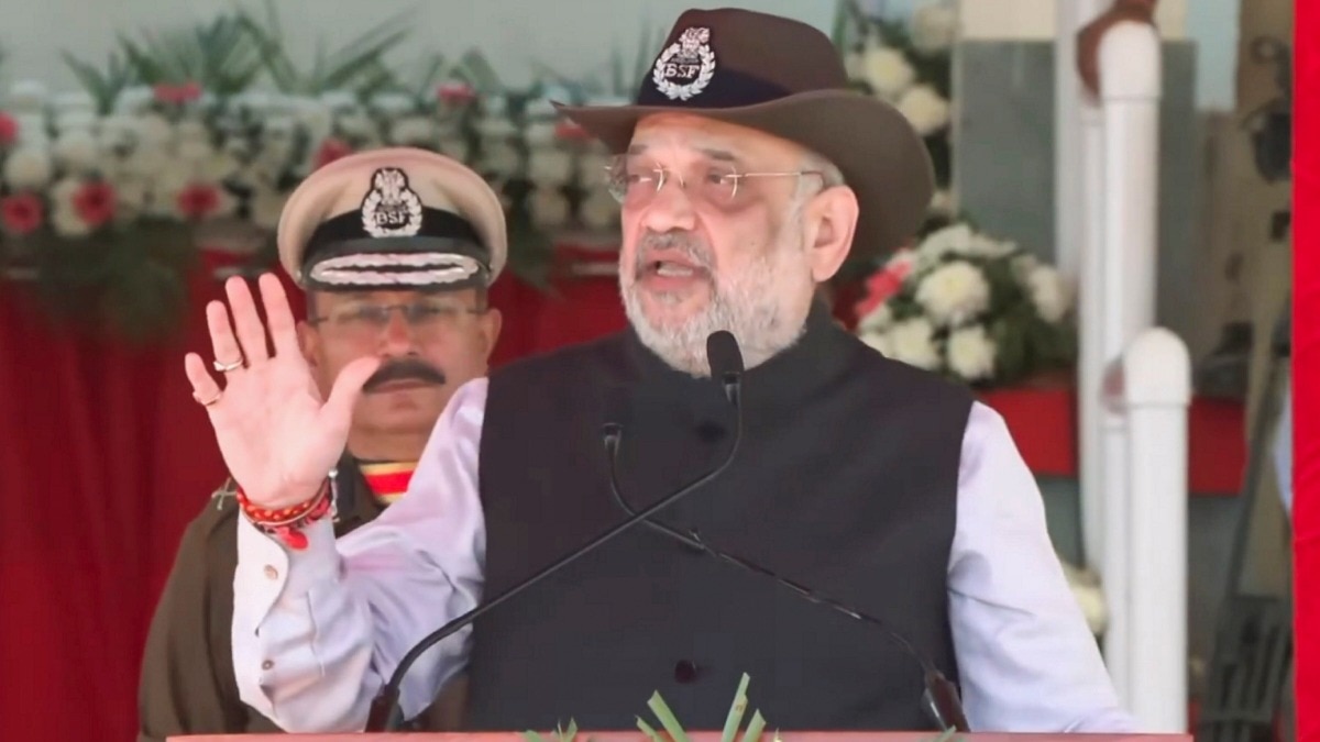 BSF के जवानों को संबोधित करते अमित शाह (फोटो-PTI)