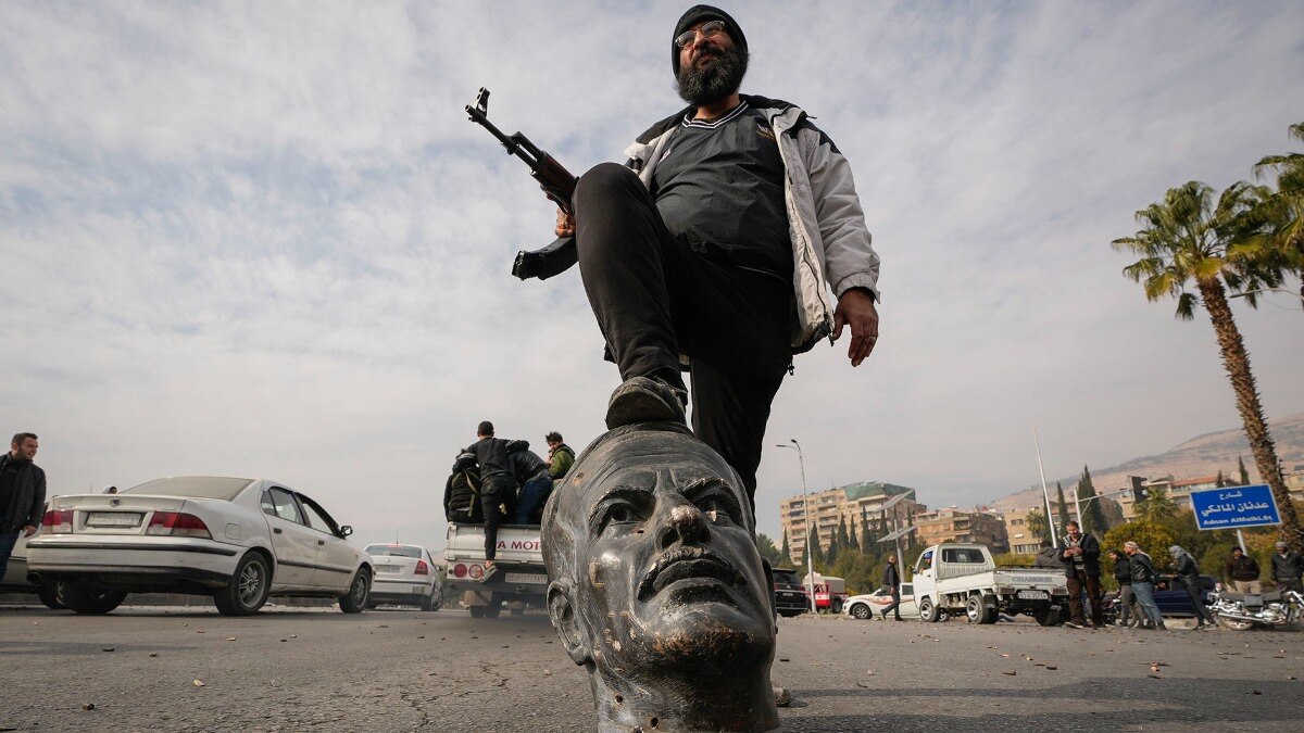 सीरिया में विद्रोहियों ने जेल से कैदियों को रिहा किया (फाइल फोटो: AP)