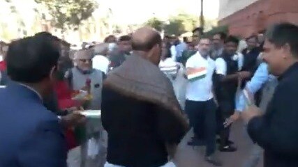 राहुल गांधी का विरोध का अनोखा अंदाज, राजनाथ सिंह को दिया तिरंगा और गुलाब, VIDEO
