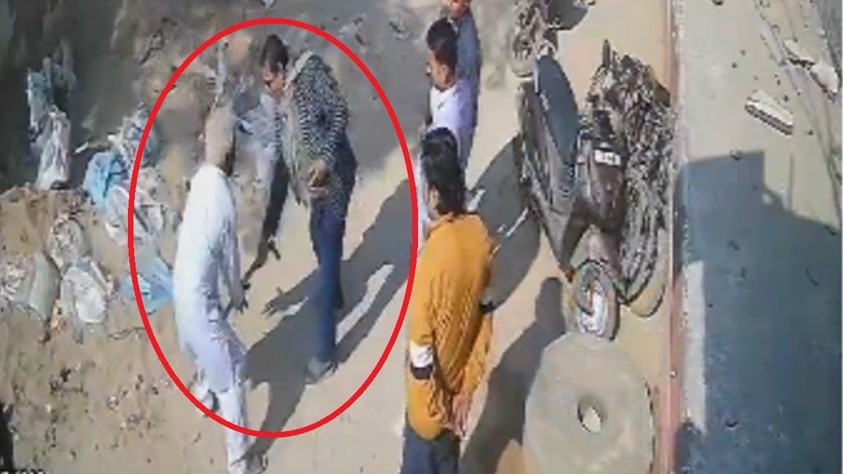 हेडमास्ट को प्रिंसिपल ने डंडे से पीटा.