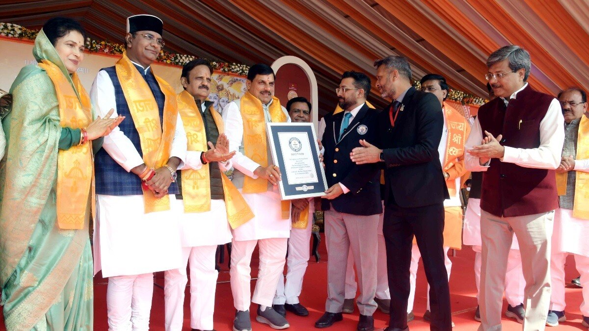 गिनीज बुक ऑफ़ वर्ल्ड रिकार्ड्स का सर्टिफिकेट लेते CM 