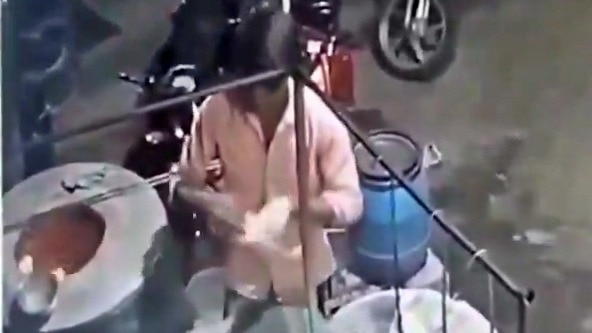 थूक लगाकर रोटी बनाने का वीडियो वायरल 