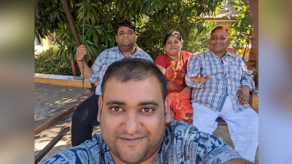 अतुल सुभाष अपने माता-पिता व भाई के साथ